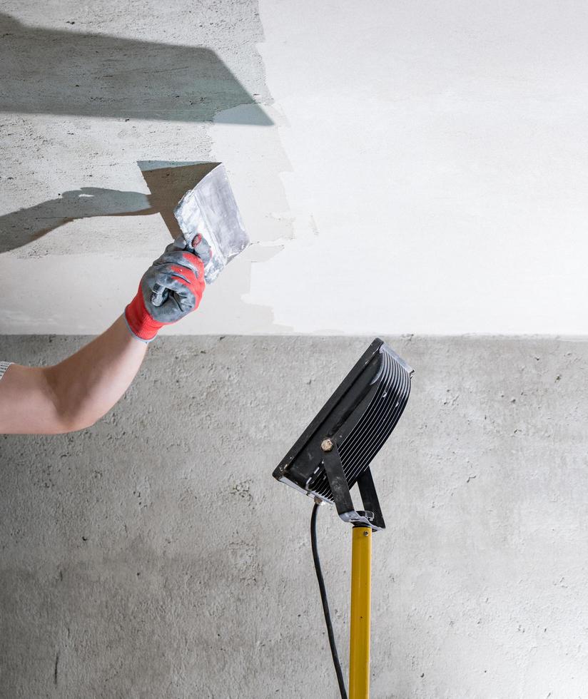 Application of lime plaster on the ceiling, repair work with environmentally friendly lime. photo