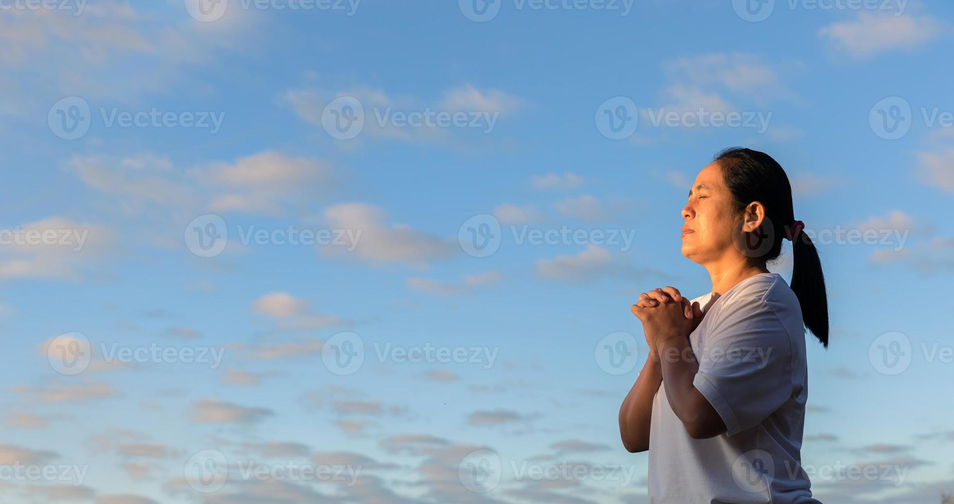 oración de crisis de vida cristiana a dios. mujer reza por la bendición de dios para desear tener una vida mejor. manos de mujer rezando a dios con la biblia. pidiendo perdón y creer en la bondad. foto