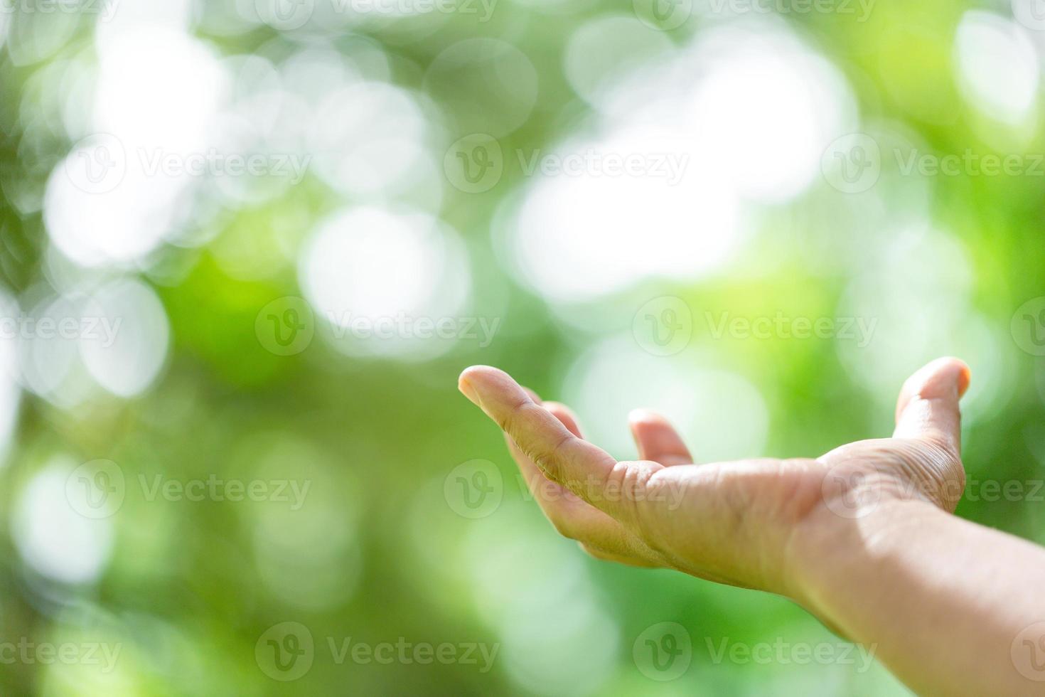 mano para el medio ambiente, social y gobernanza en negocios sostenibles y éticos sobre fondo verde. foto