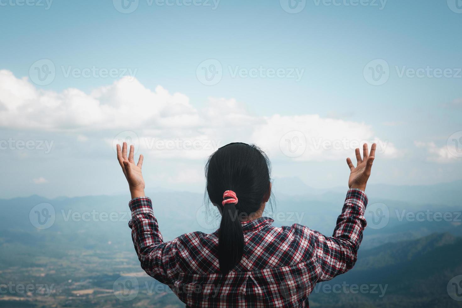 oración de crisis de vida cristiana a dios. mujer reza por la bendición de dios para desear tener una vida mejor. manos de mujer rezando a dios con la biblia. pidiendo perdón y creer en la bondad. foto