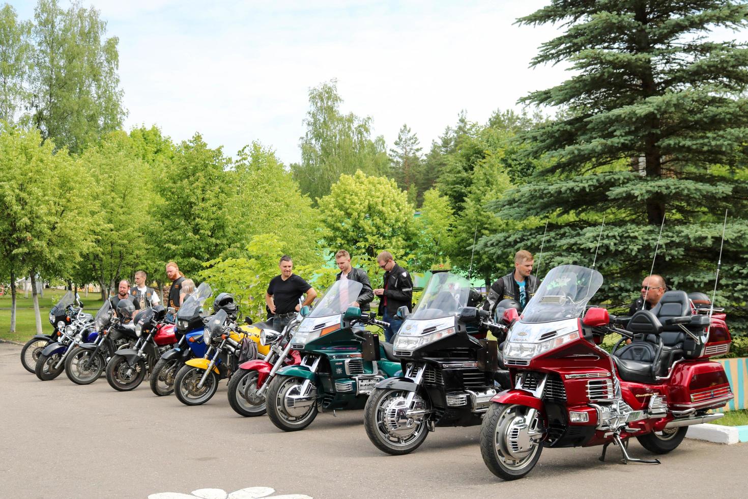 muchos motociclistas motociclistas con motocicletas coloridas en el estacionamiento. minsk, bielorrusia, 28.0.2018 foto