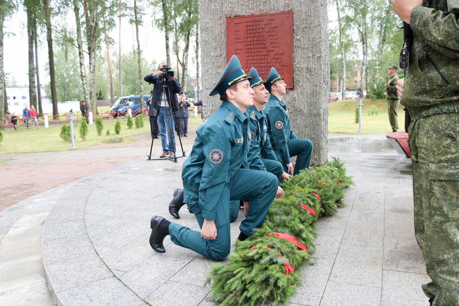 hombres militares y anciano abuelo veterano de la segunda guerra mundial en medallas y condecoraciones ponen coronas, saludan el día de la victoria moscú, rusia, 05.09.2018 foto