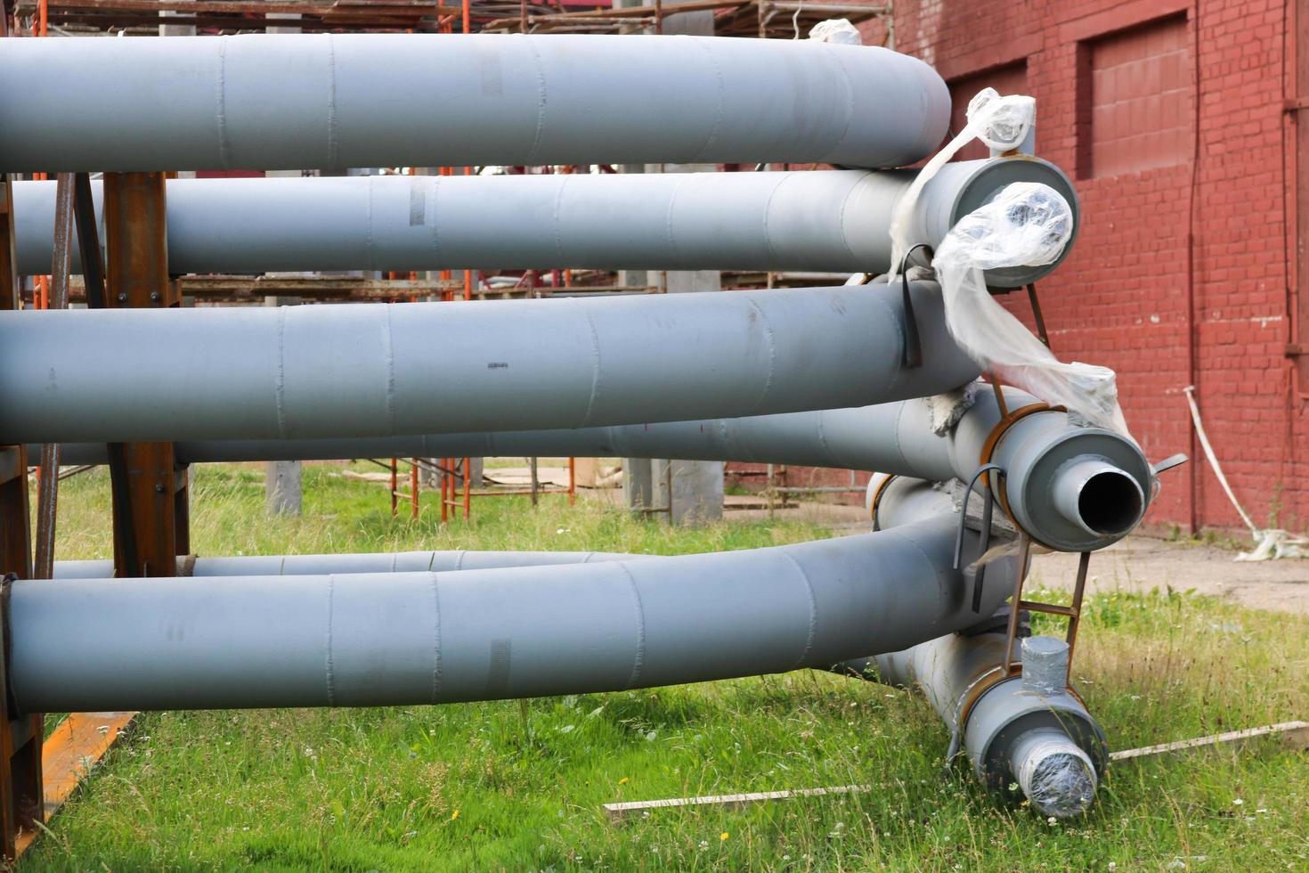 un gran caballete de tuberías de metal de hierro con tuberías y cables eléctricos y equipos en la refinería industrial de refinería petroquímica foto