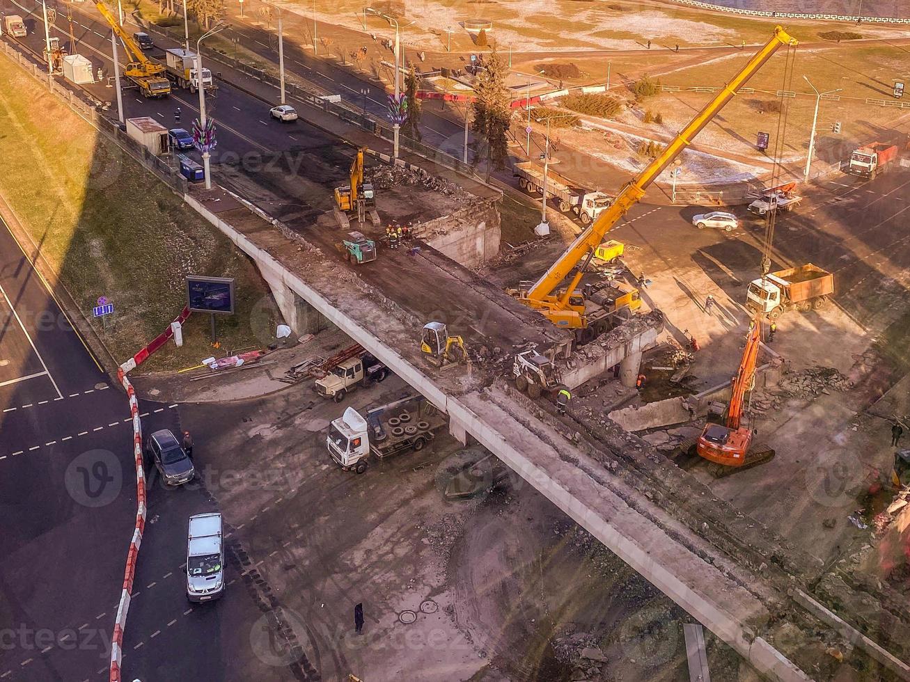 construcción de un puente en el centro de la ciudad. el paso elevado se agrietó y está siendo reparado. equipos pesados y grúas están trabajando foto