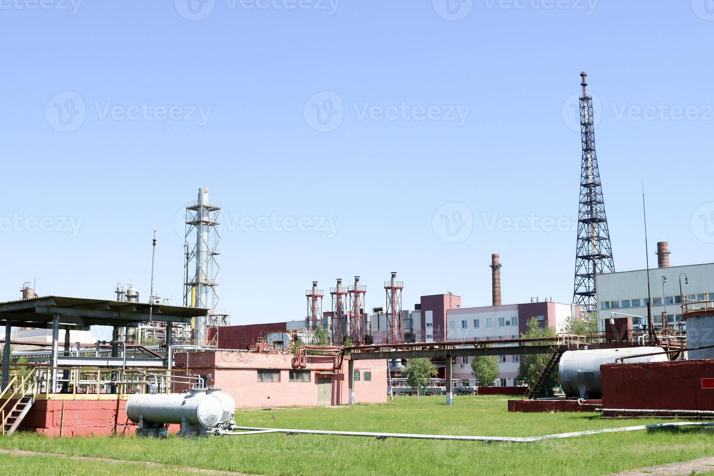 una gran instalación industrial tecnológica de hormigón en una refinería petroquímica química con tuberías capacitivas por bombas compresores intercambiadores de calor por tuberías y edificios foto