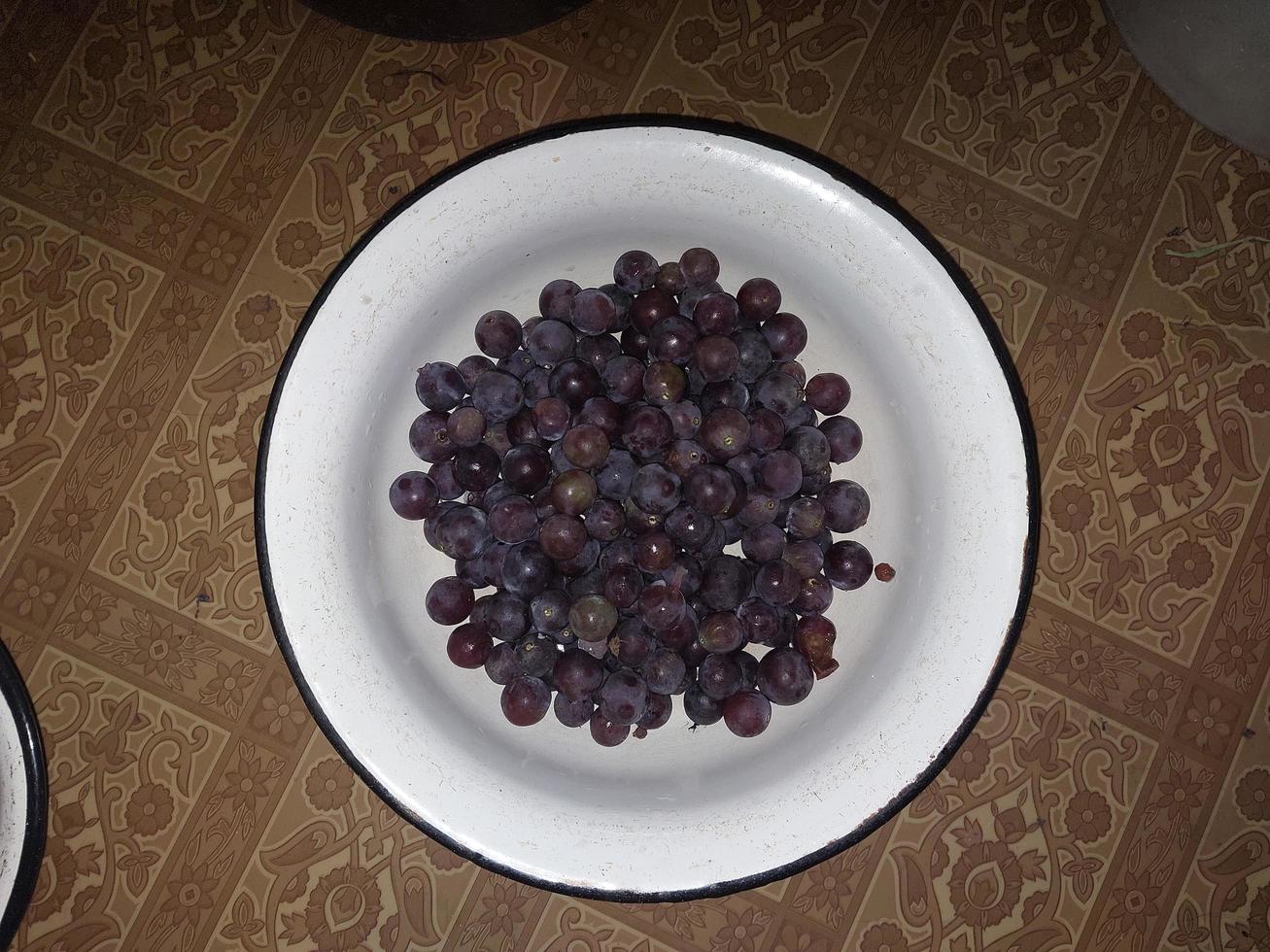 exprimir jugo de uva con una picadora de carne manual de tornillo foto