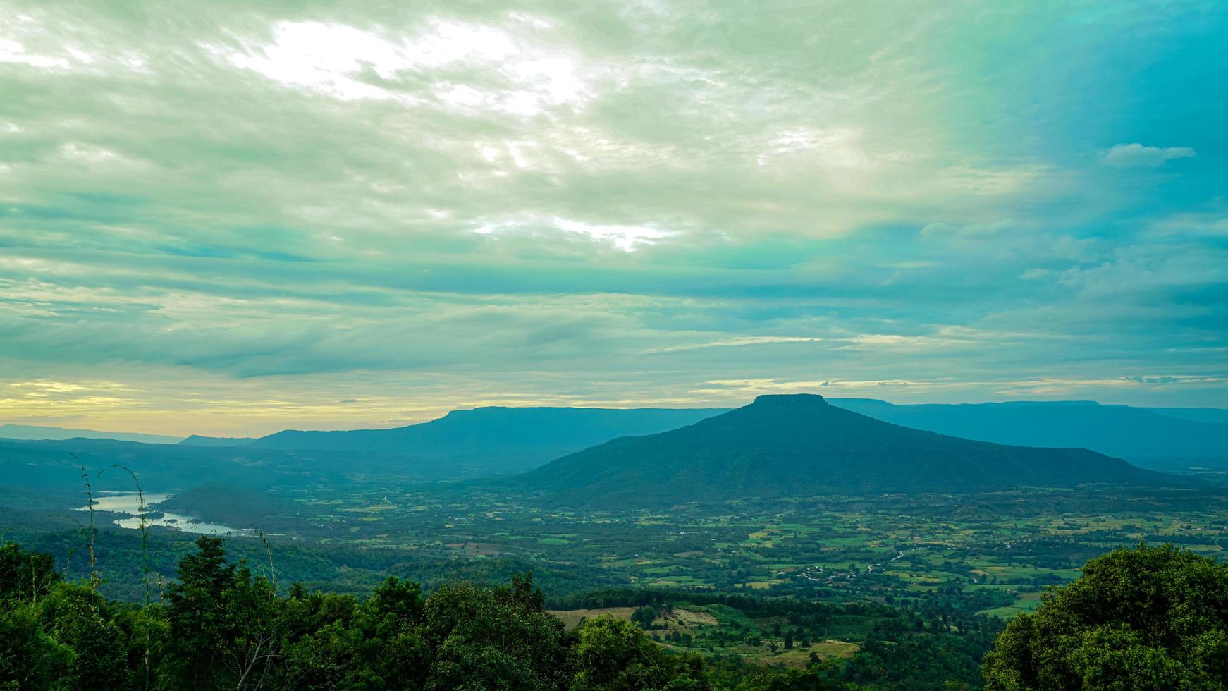 monte fuji al atardecer, provincia de loei, tailandia phu pa po es un popular destino turístico porque es similar al monte fuji en japón. foto