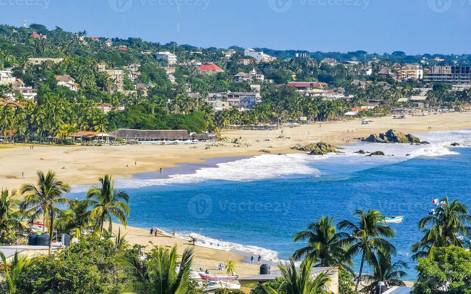 hermosa ciudad y paisaje marino panorama y vista puerto escondido mexico. foto