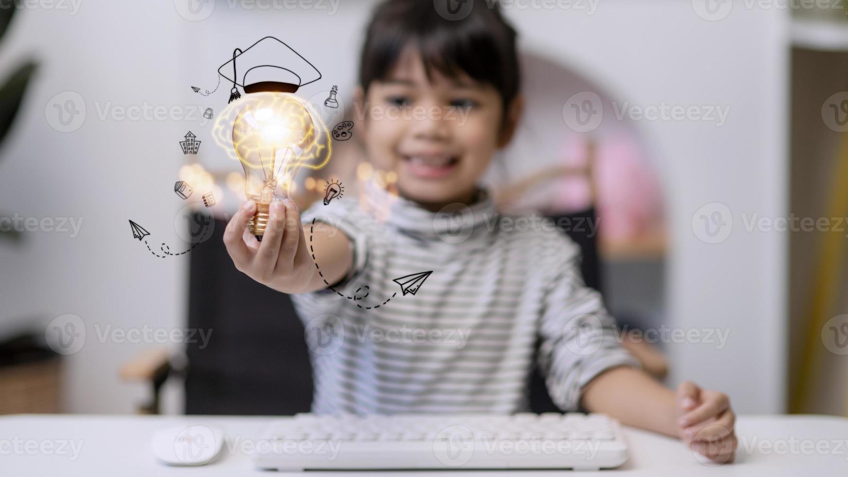 idea creativa, pensamiento brillante, educación, cognición del conocimiento. Retrato inteligente inteligente curiosa niña con lámpara incandescente en la mano foto