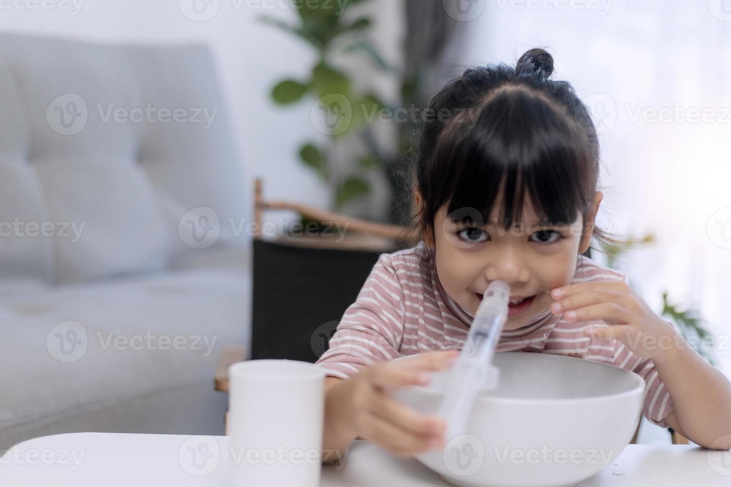 Lavado Nasal. Estudiante Asiática Chica Enjuagando La Nariz Con Jeringa Y  Solución Salina En El Baño, Sinus Tratamiento Y Concepto De Atención  Médica. Fotos, retratos, imágenes y fotografía de archivo libres de