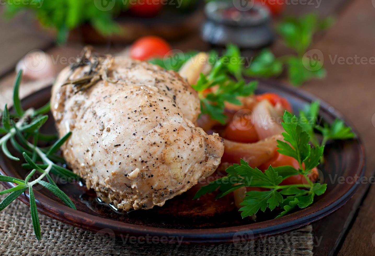 cena saludable: pechuga de pollo al horno saludable con verduras en un plato de cerámica de estilo rústico foto