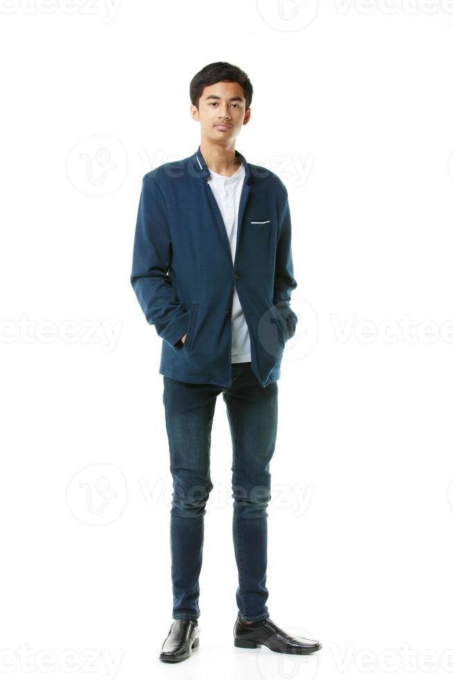 un retrato de cuerpo entero de un joven adolescente. hombre asiático inteligente, delgado y alto con ropa informal de pie elegantemente sobre fondo blanco. foto