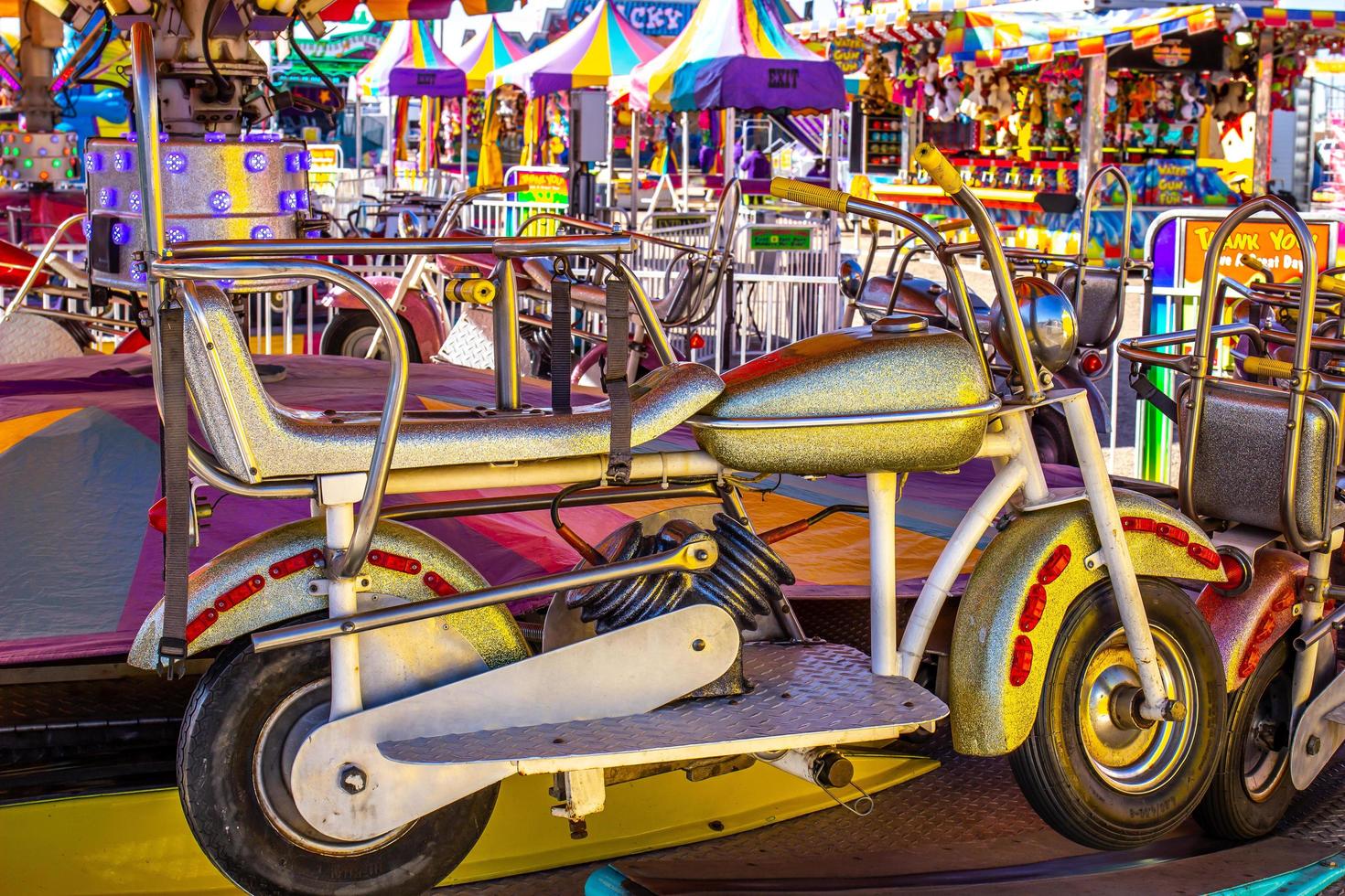 paseo en motoneta en la pequeña feria del condado foto