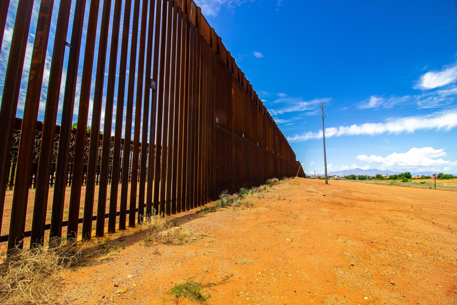 el muro fronterizo de arizona se extiende millas foto