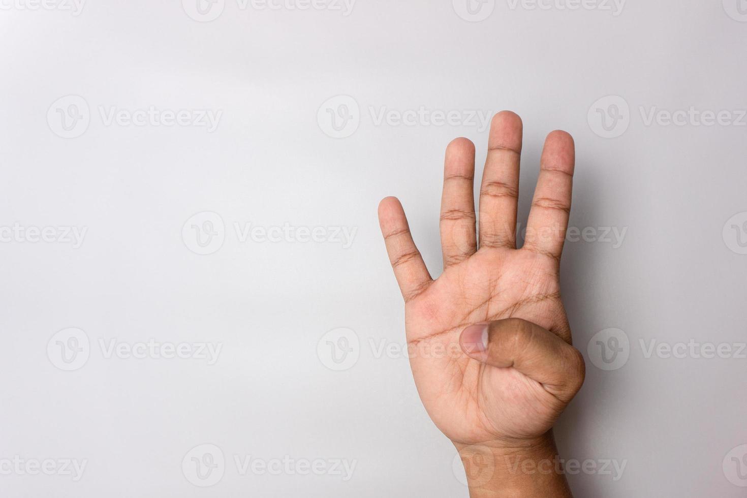 hombre mano número cuatro gesto. signo de mano número 4 aislado en blanco. señalando con el dedo foto