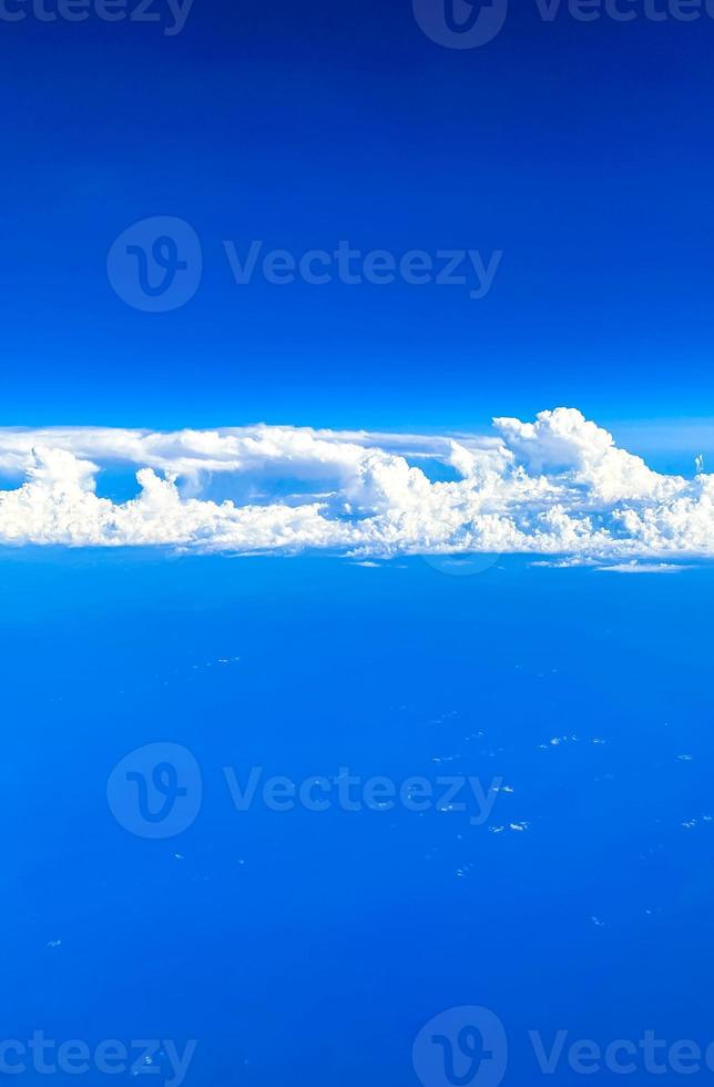 volando sobre las nubes con vista desde la ventana del avión. foto