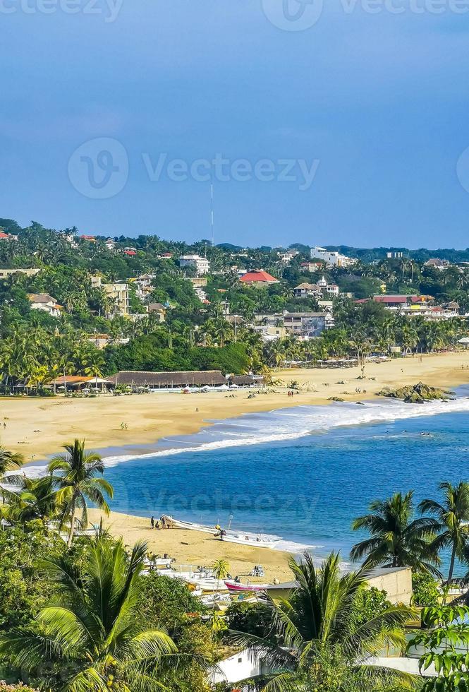 hermosa ciudad y paisaje marino panorama y vista puerto escondido mexico. foto