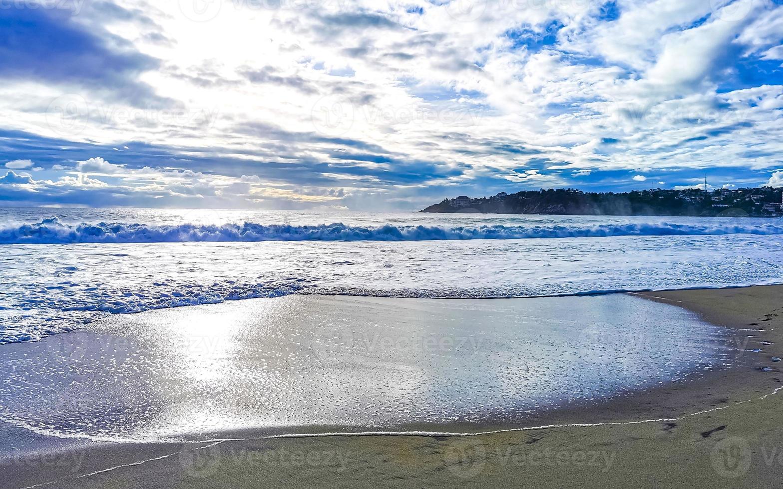 playa arena agua azul enorme surfista olas puerto escondido mexico. foto