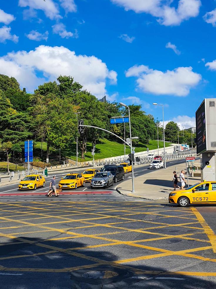 turquía en julio de 2022. tráfico alrededor de la carretera frente al parque vodafone. vodafone park es un estadio polivalente que alberga al besiktas jk. foto