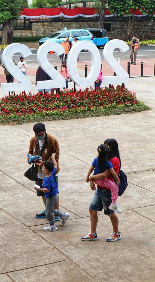 jakarta, indonesia en agosto de 2022. visitantes amantes de la flora y la fauna que visitan la exposición flona 2022 en el campo banteng en el centro de yakarta. foto