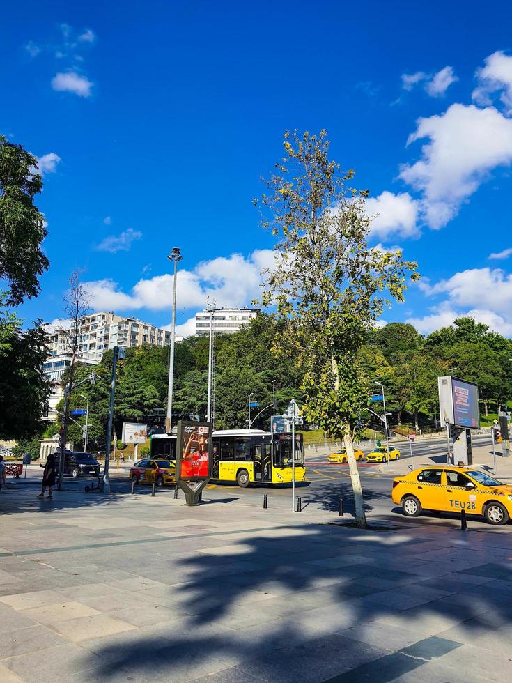 turquía en julio de 2022. tráfico alrededor de la carretera frente al parque vodafone. vodafone park es un estadio polivalente que alberga al besiktas jk. foto