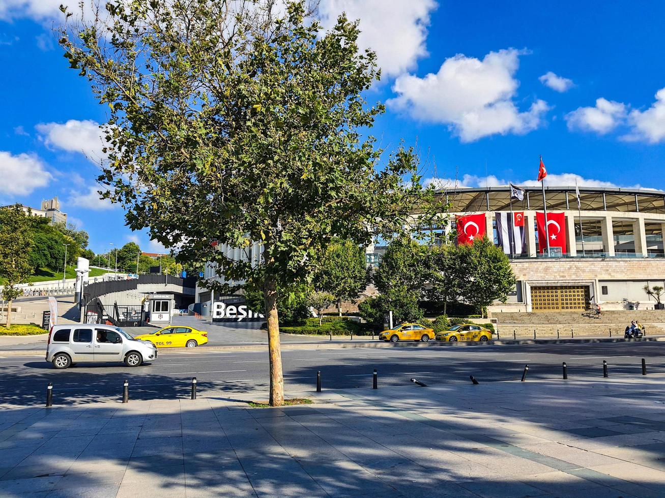 turquía en julio de 2022. tráfico alrededor de la carretera frente al parque vodafone. vodafone park es un estadio polivalente que alberga al besiktas jk. foto