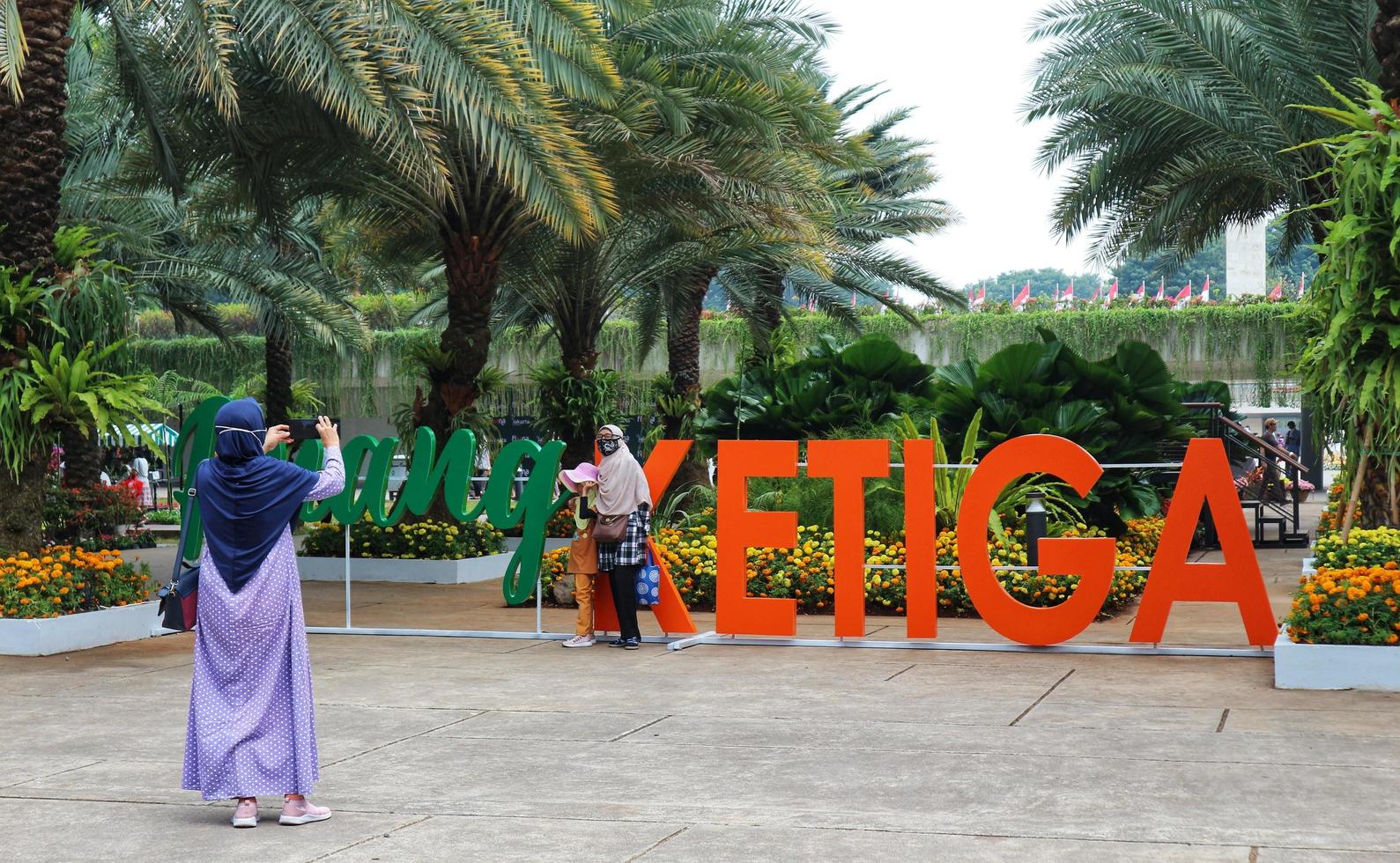 jakarta, indonesia en agosto de 2022. visitantes amantes de la flora y la fauna que visitan la exposición flona 2022 en el campo banteng en el centro de yakarta. foto