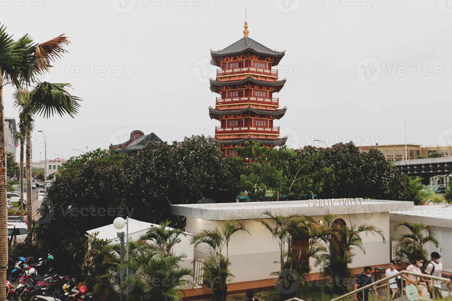 una pagoda en el centro de un barrio chino con la estatua de guan yin. foto