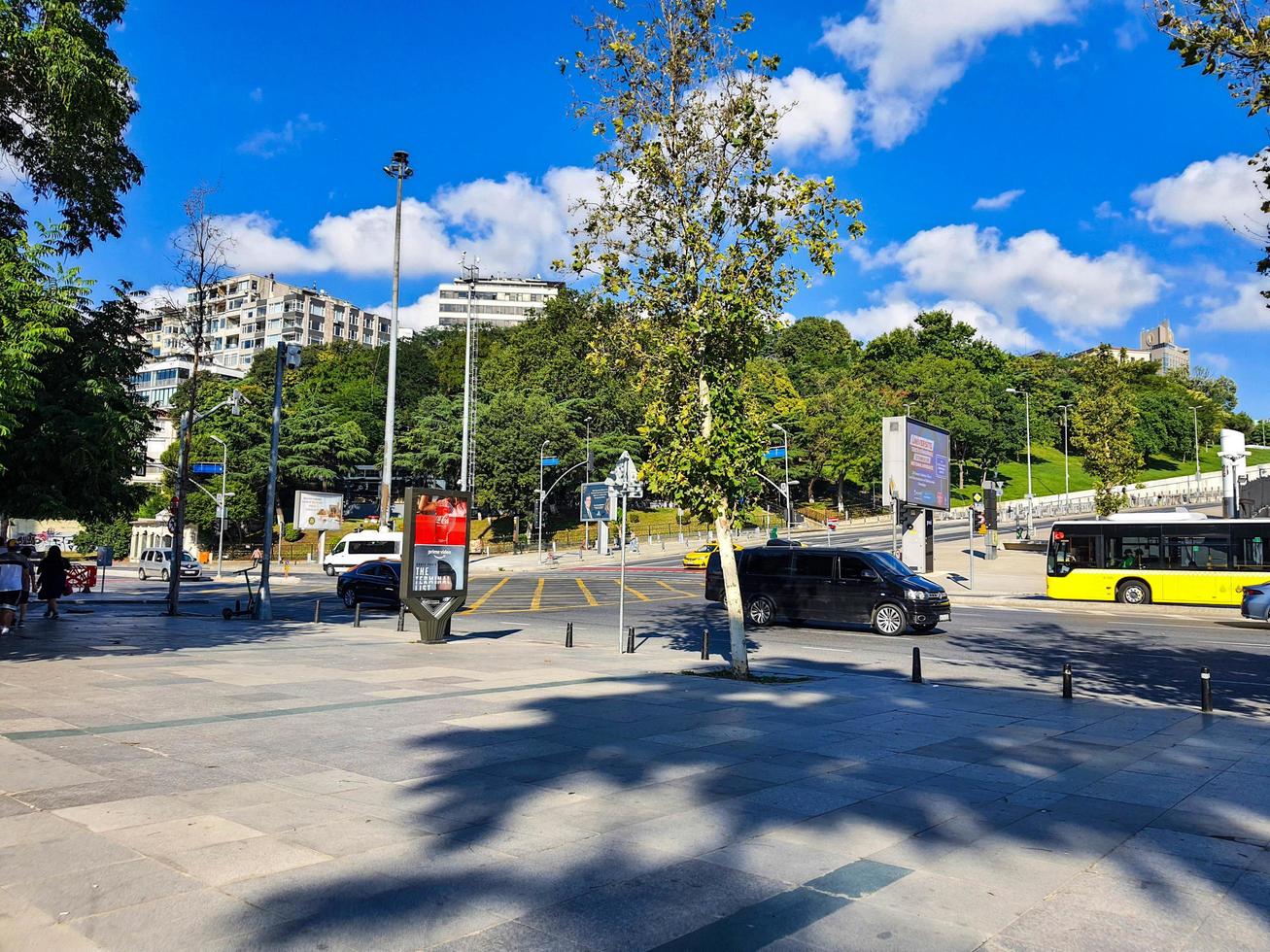 turquía en julio de 2022. tráfico alrededor de la carretera frente al parque vodafone. vodafone park es un estadio polivalente que alberga al besiktas jk. foto