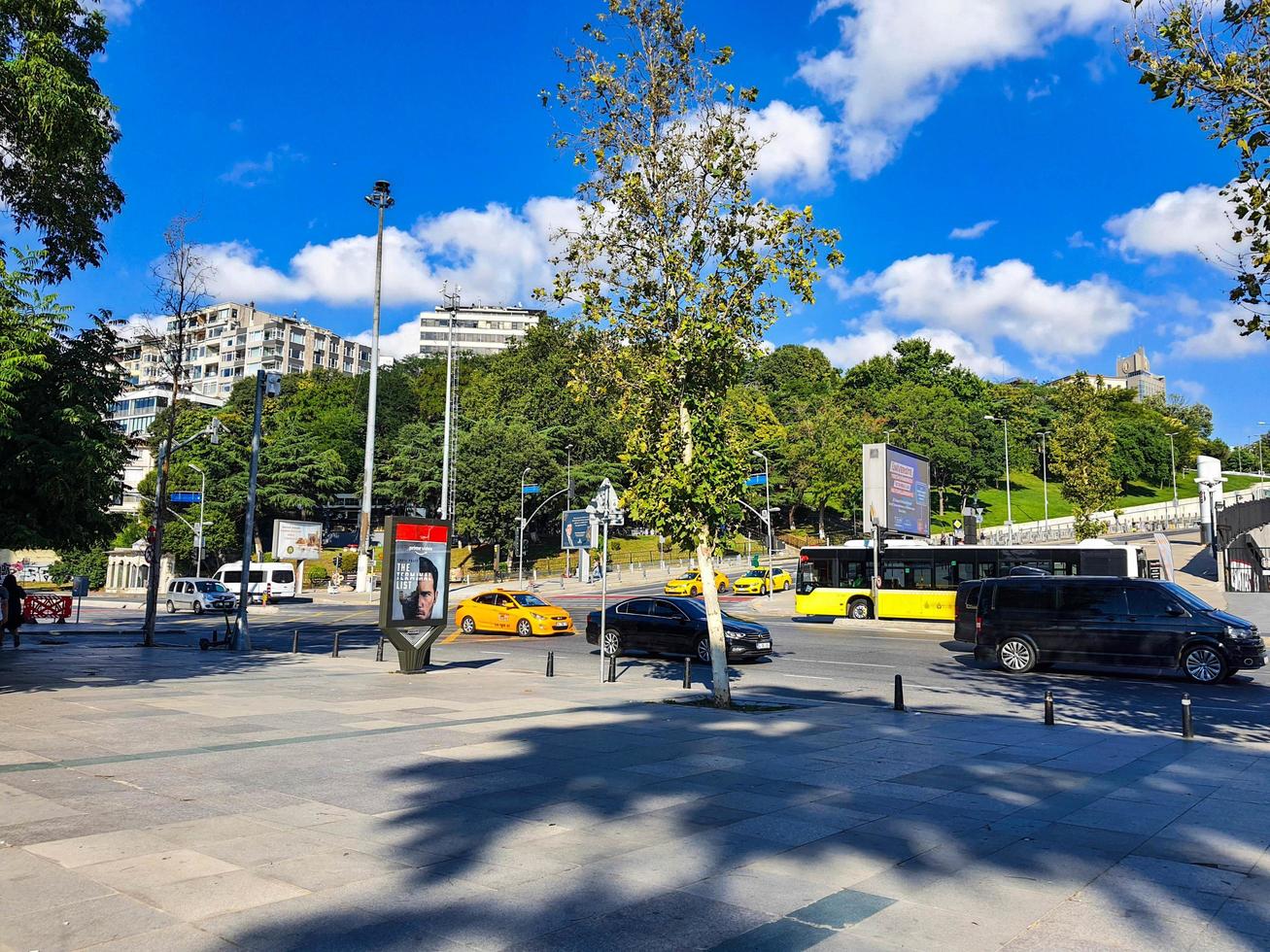 turquía en julio de 2022. tráfico alrededor de la carretera frente al parque vodafone. vodafone park es un estadio polivalente que alberga al besiktas jk. foto