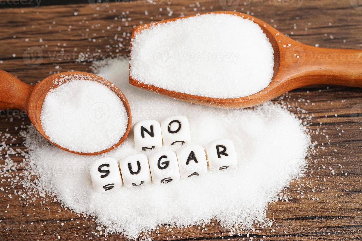 sin azúcar, azúcar granulada dulce con texto, prevención de diabetes, dieta y pérdida de peso para una buena salud. foto