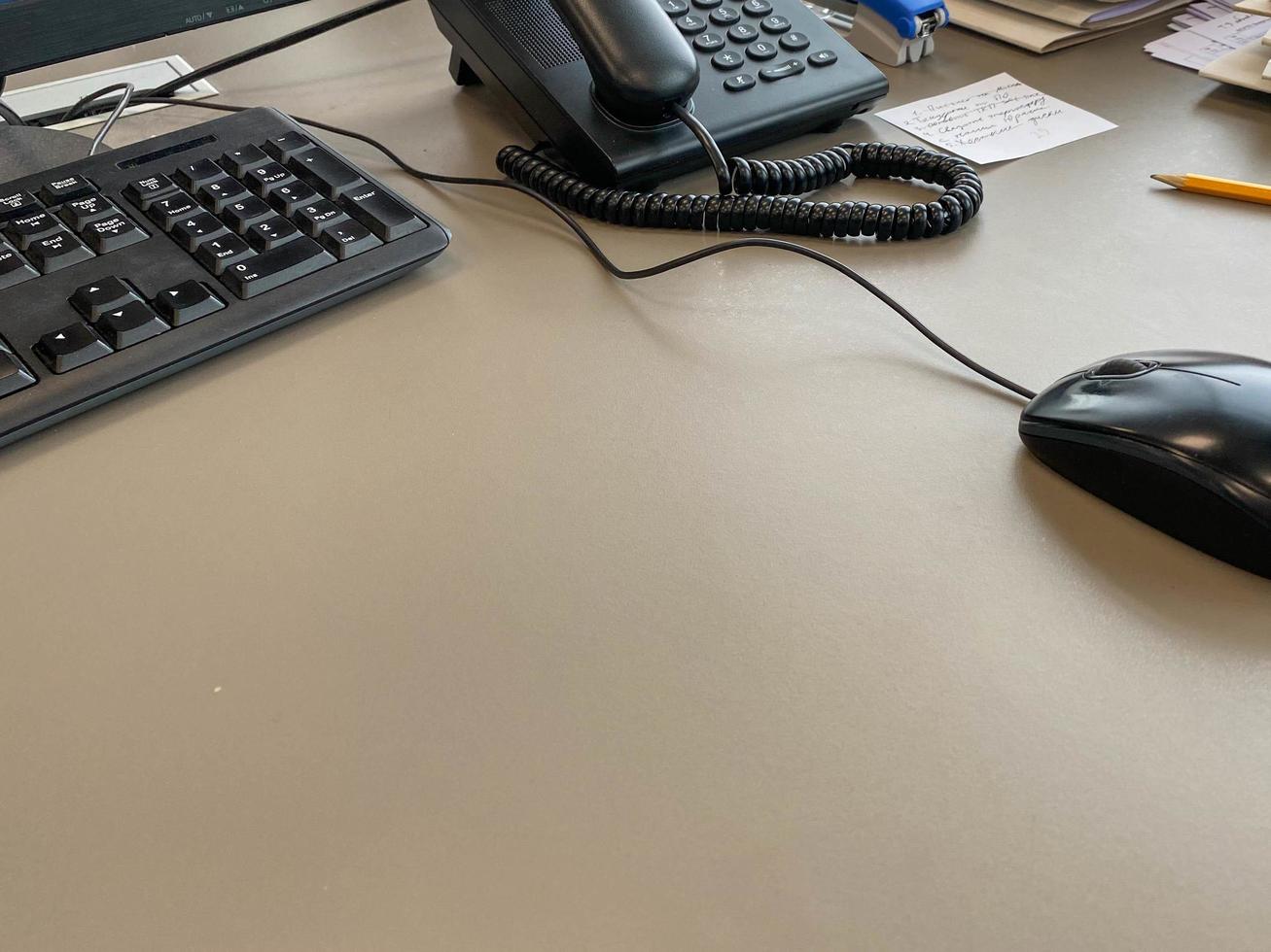 trabajo de mesa en la oficina con teléfono y computadora pc foto