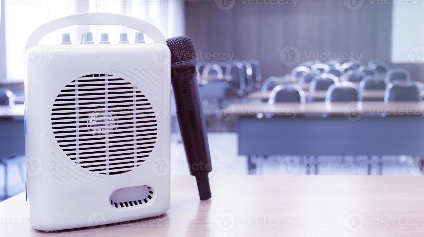 amplificadores de bolsillo y micrófonos colocados en la mesa frente al salón de clases. foto