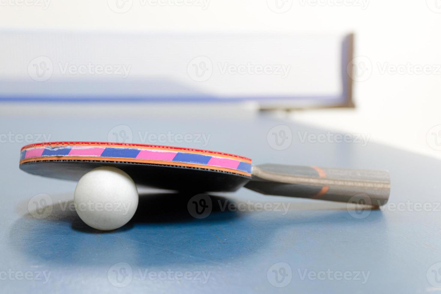 raquetas de ping pong y pelotas en la mesa foto