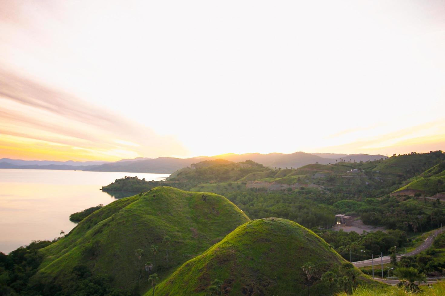 paisaje con montañas y lago. hermoso paisaje en labuan bajo, islas como pedazos de cielo esparcidos en la tierra. foto