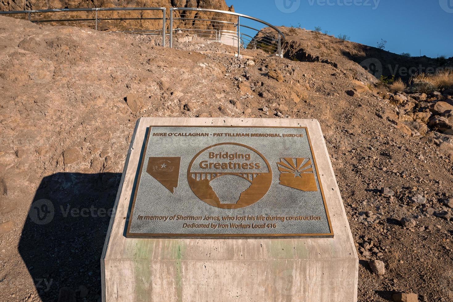 placa de bronce con texto de grandeza puente en la presa hoover foto