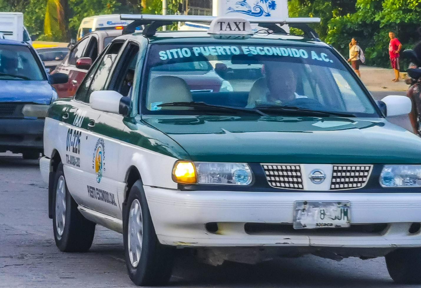 puerto escondido mexico oaxaca mexican 2022 verde turquesa azul taxi coche en puerto escondido mexico. foto