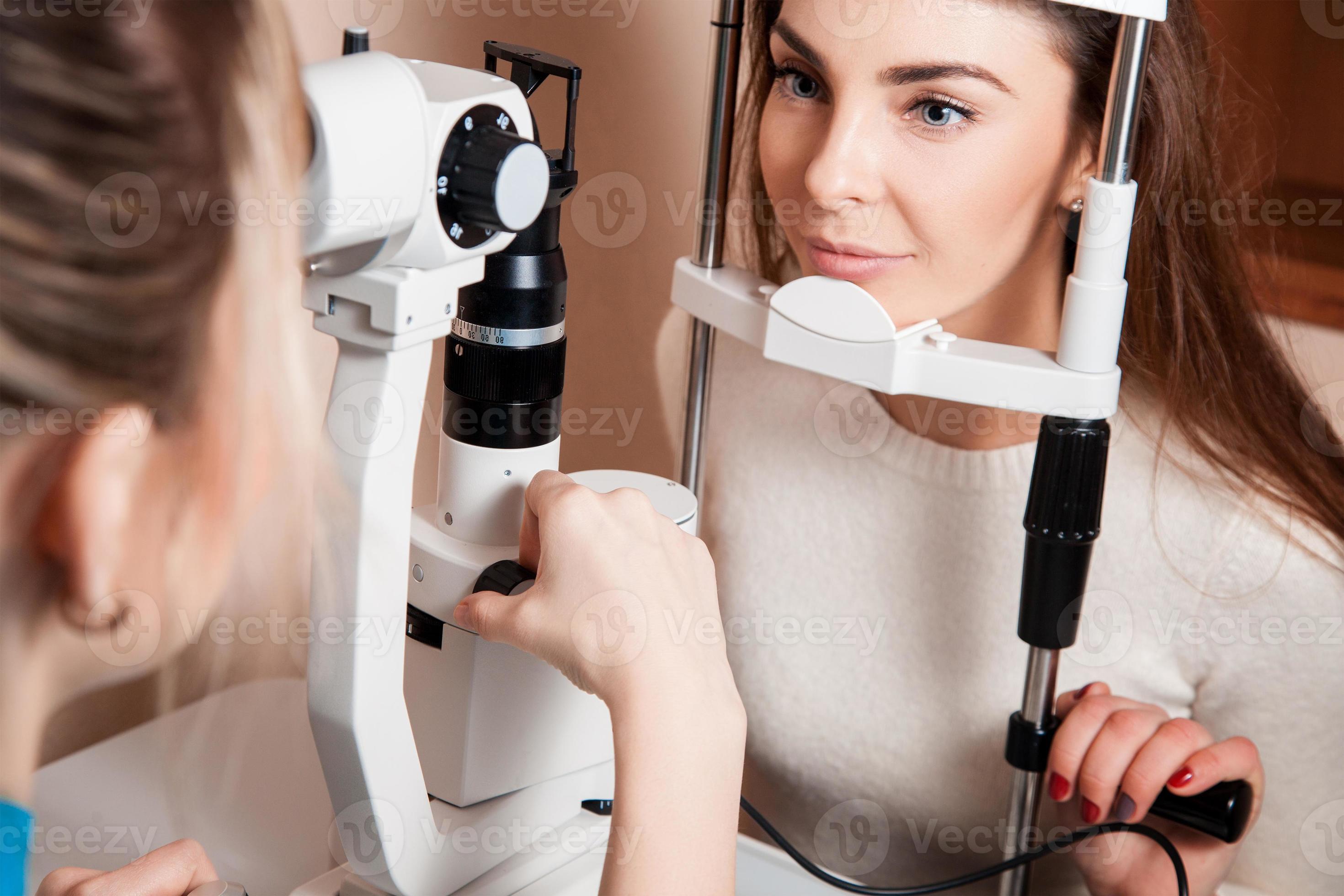 patient during an eye examination at the eye clinic 14301585 Stock