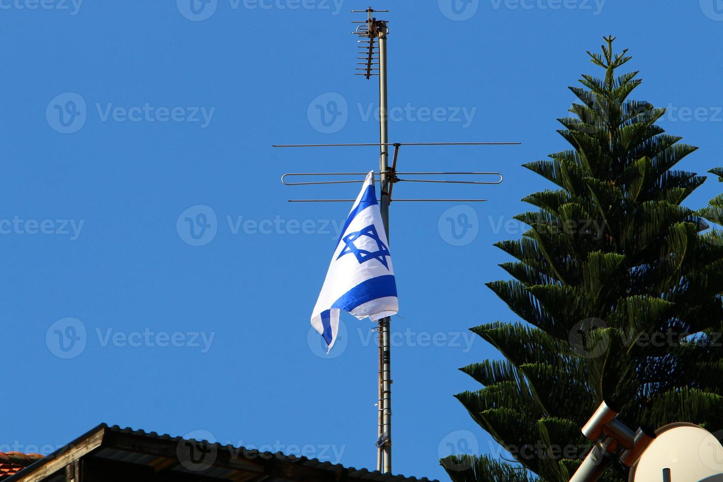 Antena alta para emitir y recibir ondas de radio. foto