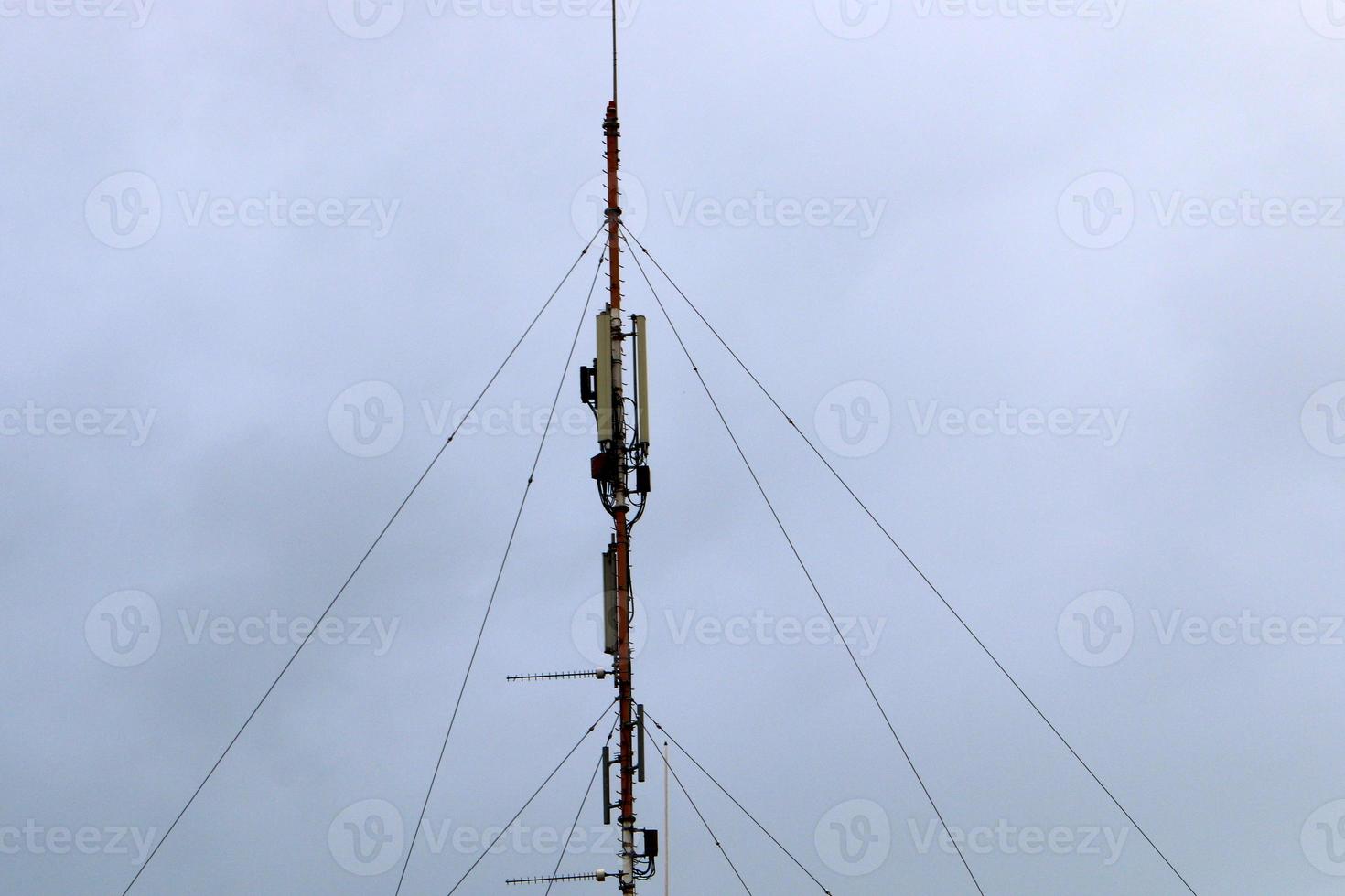 Antena alta para emitir y recibir ondas de radio. foto
