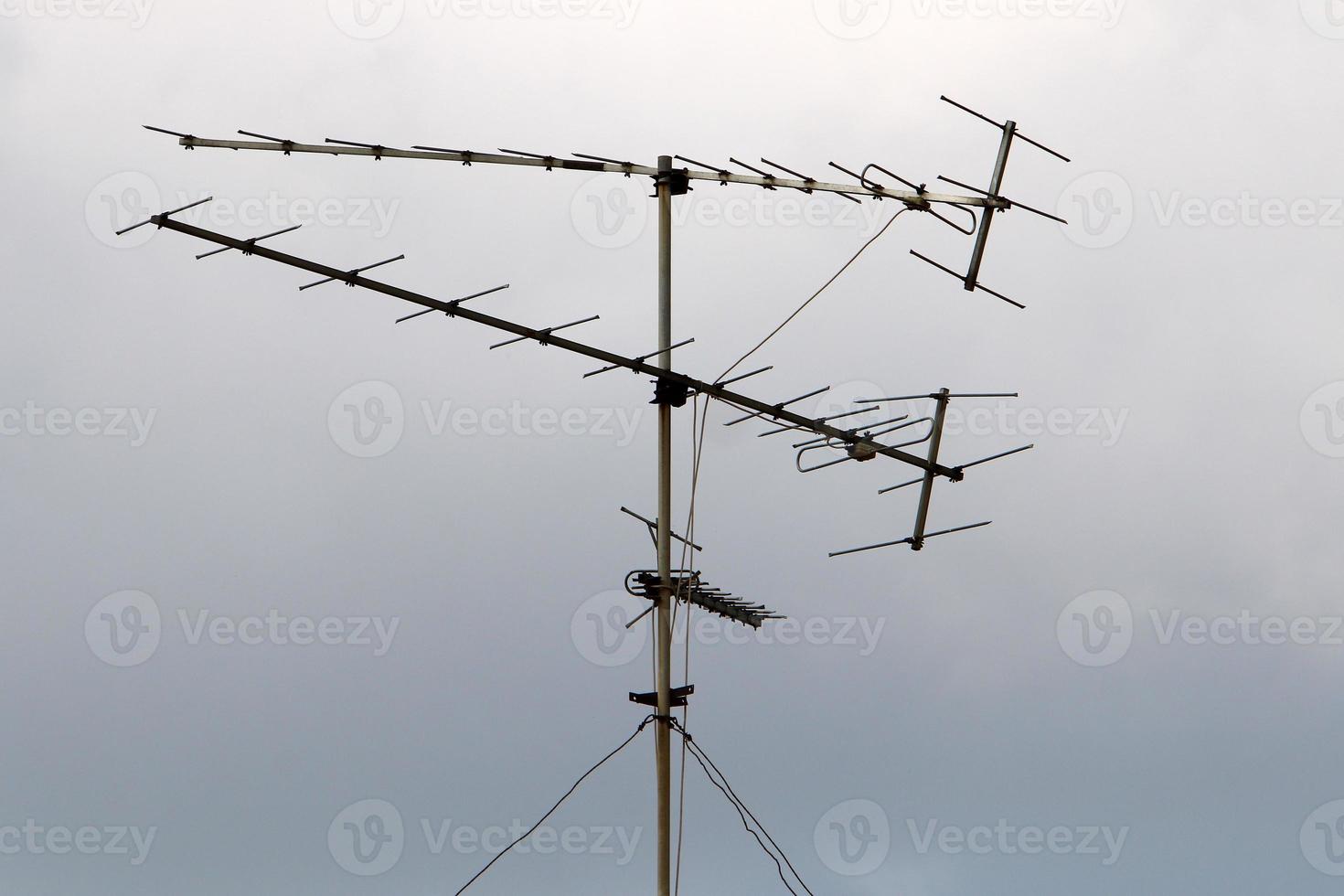 Antena alta para emitir y recibir ondas de radio. foto
