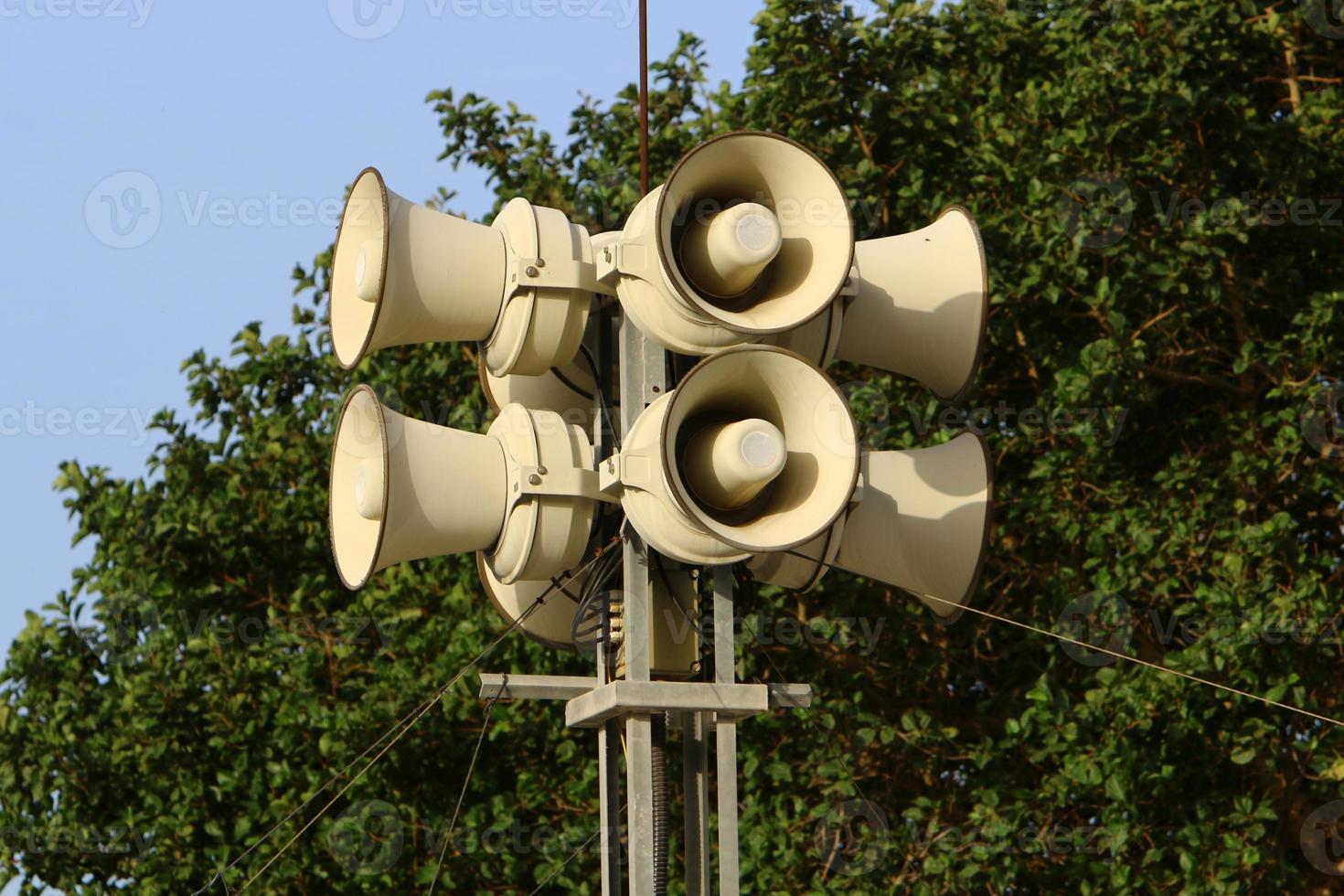 Antena alta para emitir y recibir ondas de radio. foto