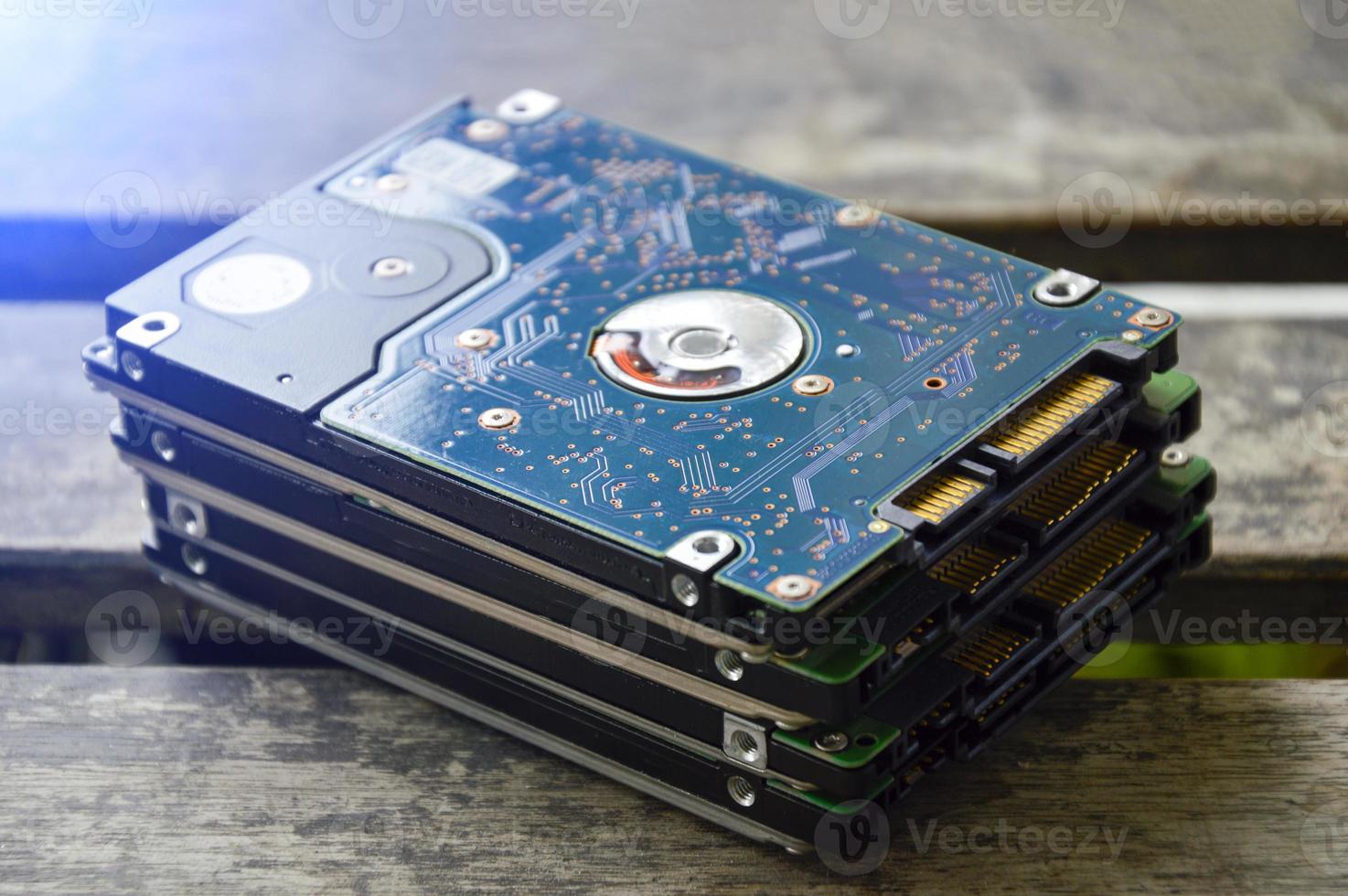 2.5-inch hard drives stacked on top of each other, currently still popular. photo