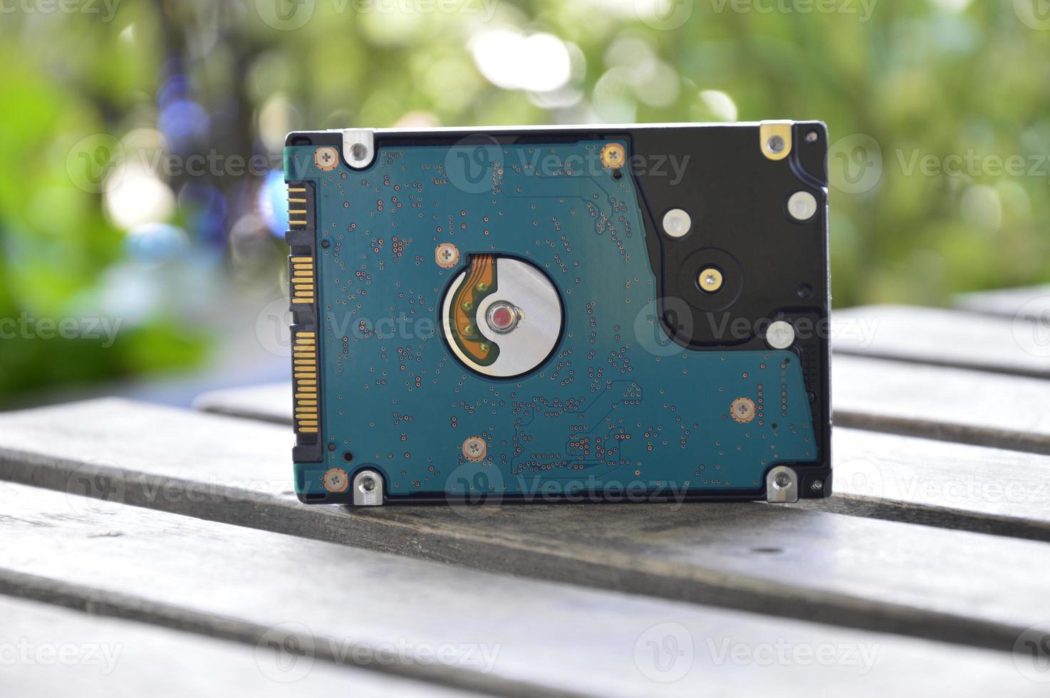2.5 inch hard drive, swivel type, empty on the floor At present, it is still widely used. photo