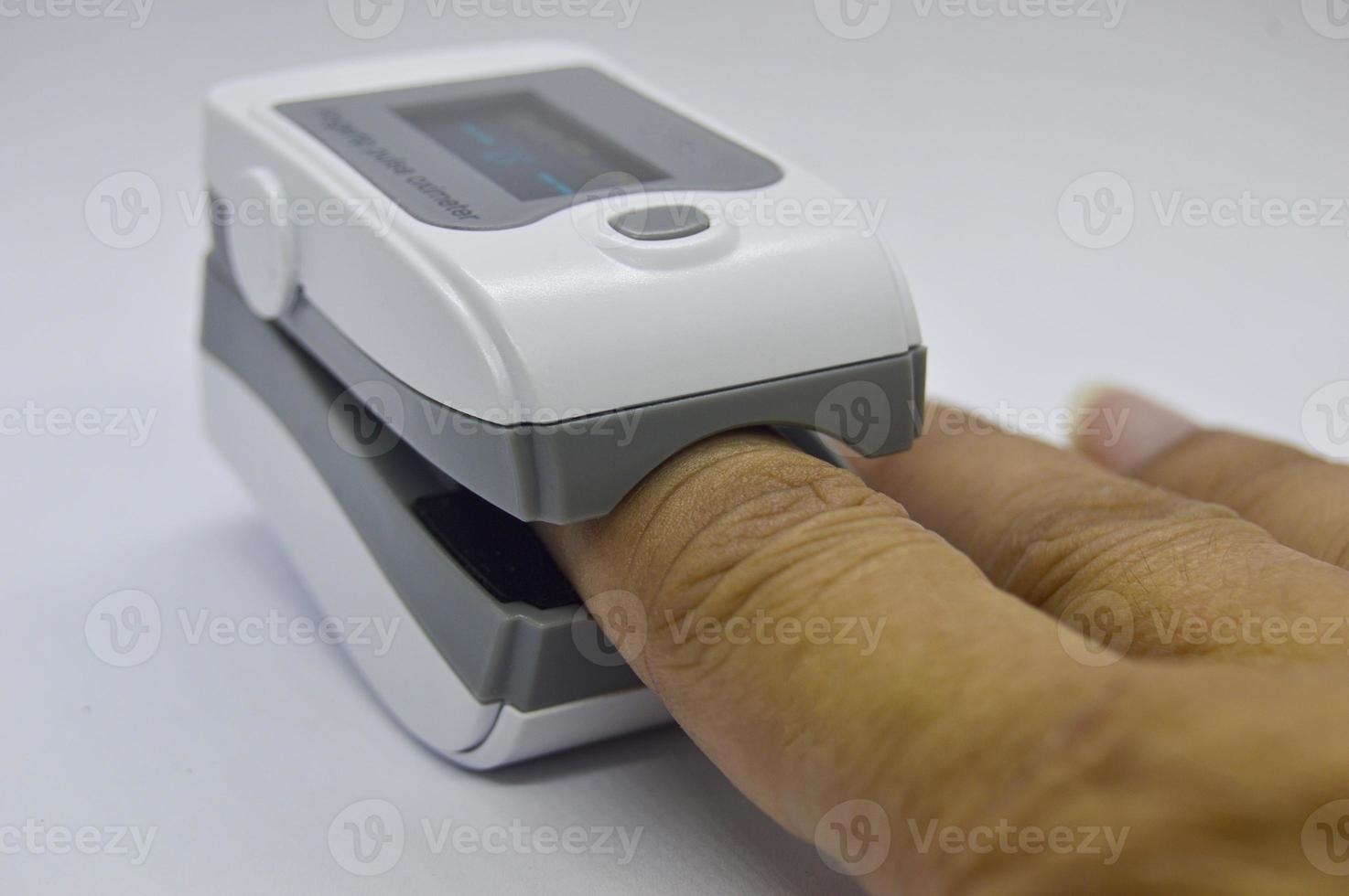 Image while using the blood oxygen monitor and heart rate monitor, the device that should be attached. in the treatment of covid 19 photo