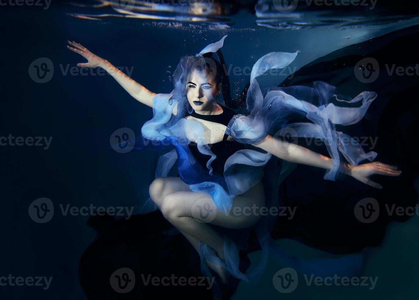 bella joven artística bailando bajo el agua. sirena, danza, concepto de hadas foto