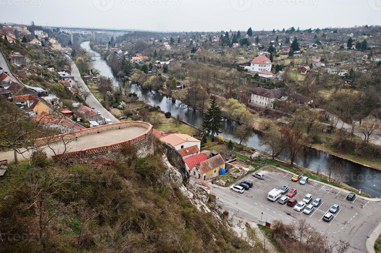 ciudad de znojmo en la región de moravia del sur en la república checa. vista del estacionamiento bajo el castillo en la ladera. foto