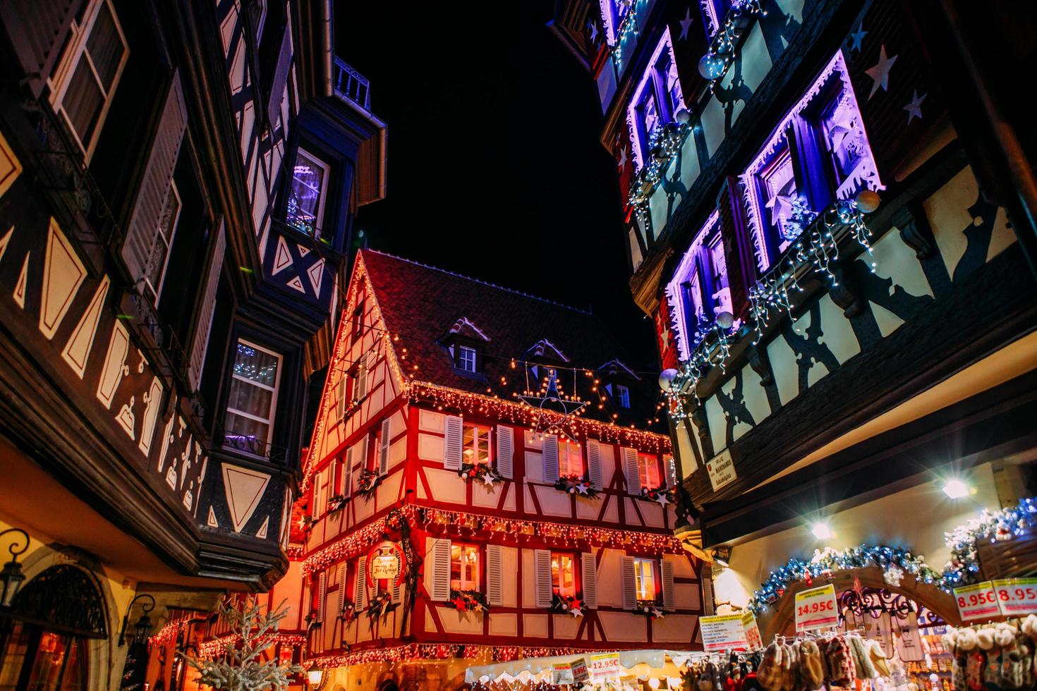 colmar, francia - diciembre de 2016 - mercado navideño francés de alsacia foto