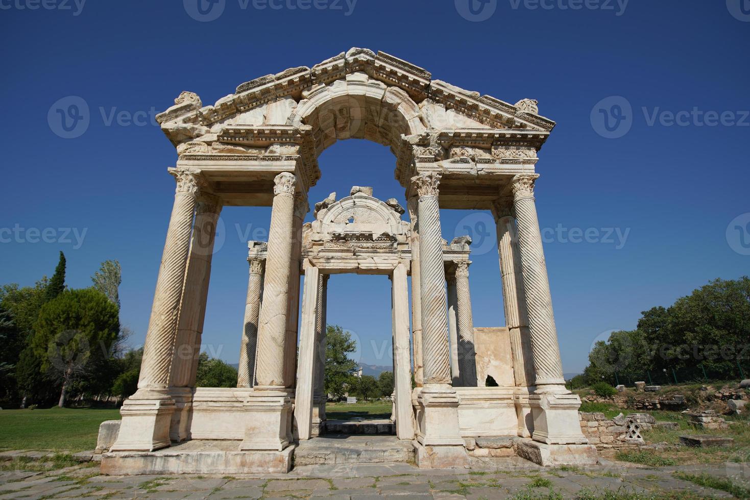 puerta monumental, tetrapylon en aphrodisias ciudad antigua en aydin, turkiye foto