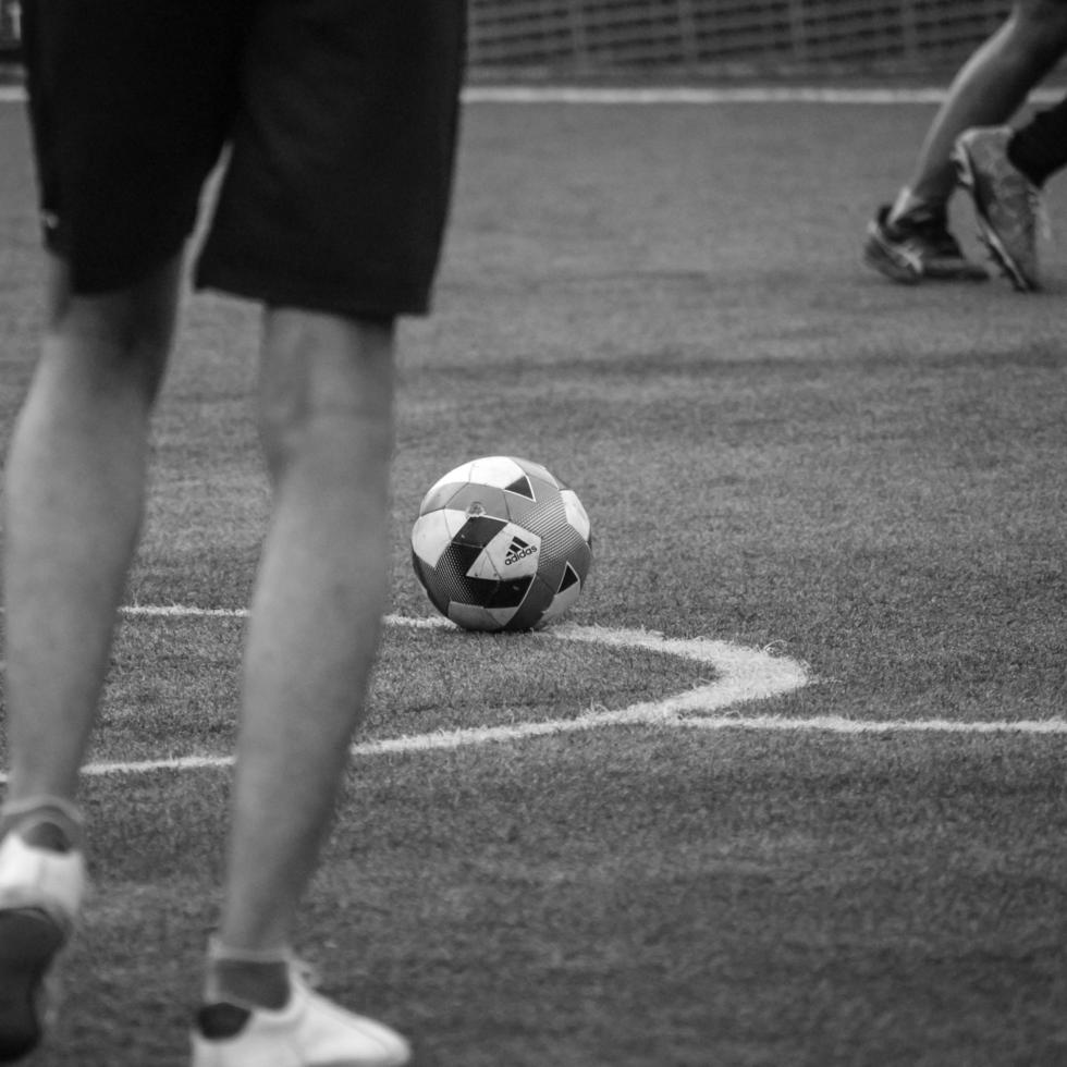 nueva delhi, india - 01 de julio de 2022 - el fútbol adidas oficial durante la liga de campeonato, fútbol adidas en el medio del campo foto